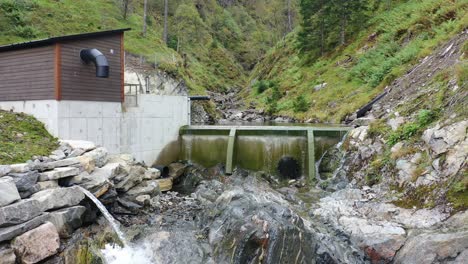 Kleiner-Damm-Und-Kraftwerkseinlass-Für-Kleine-Wasserkraftanlage-Auf-Flussbasis-Markaani-In-Vaksdal,-Norwegen---Annäherung-An-Kleinen-Staudamm-Und-Überflug-Ganz-Nahe-An-Der-Wasseroberfläche