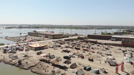 Vista-De-Campamentos-Improvisados-Para-Víctimas-De-Desastres-Por-Inundaciones-En-Maher,-Sindh