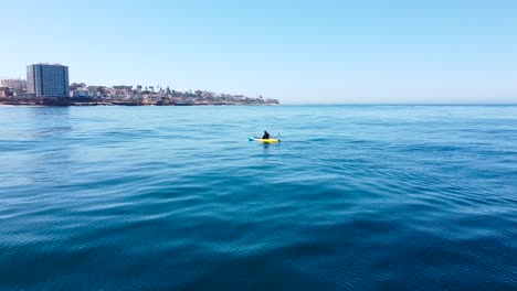 Drohne-Fängt-An-Einem-Sonnigen-Tag-Einen-Ozeankajakfahrer-In-La-Jolla,-Kalifornien-Ein