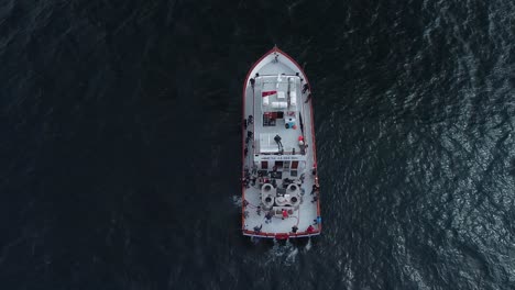 Excalibur-Sportfischen,-Overhead-Drohne-Aufnahme,-Boot,-Das-Rückwärts-Und-Viert-Schaukelt