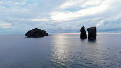 Seitwärts-Fliegen-über-Einer-Atemberaubenden-Landschaft-Aus-Ozean-Und-Felsen-Auf-Den-Azoren