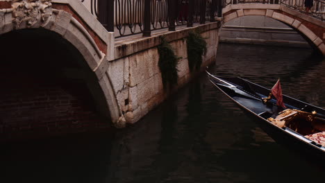 Bow-Iron-Of-A-Gondola-Cruising-On-The-Grand-Canal-In-Venice,-Italy