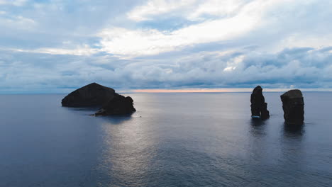 Luftaufnahme-Von-Atemberaubenden-Felsen-Im-Wasser-Während-Des-Sonnenuntergangs-Auf-Den-Azoren