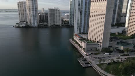 Vista-Aérea-De-La-Bahía-De-Biscayne-En-Miami-Con-Rascacielos-Modernos-De-Gran-Altura