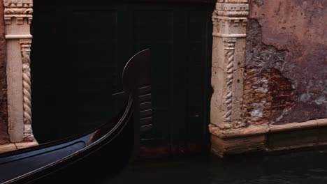 Gondola-Bow-Iron-Sailing-On-The-Grand-Canal-In-Venice,-Italy