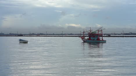 Ein-Heiterer-Blick-Auf-Fischerboote,-Die-In-Der-Nähe-Von-Na-Kluea-Fischerbootpier,-Pattaya,-Thailand,-Festmachen