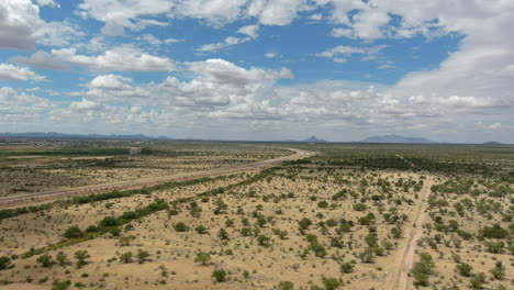 Breite-Luftaufnahme-Der-Sonora-wüste-In-Arizona,-Sich-Langsam-Bewegende-Drohnenaufnahme-Mit-Unbefestigten-Straßen