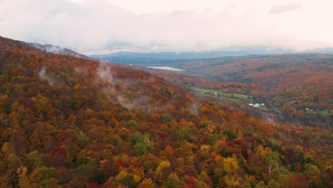 Stunning-wide-aerial-view-of-the-colorful-hills-in-Vermont,-New-England