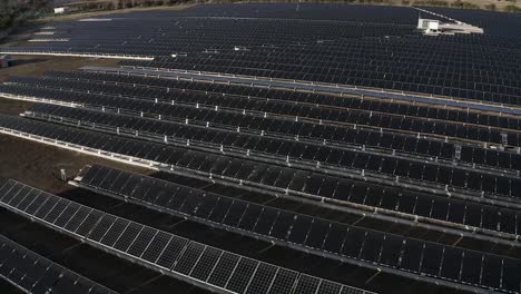 Flug-über-Eine-Photovoltaikanlage-In-Los-Andes,-Chile