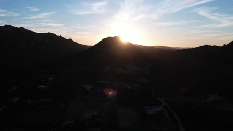 Dramatischer-Goldgelber-Sonnenuntergang-über-Der-Silhouettierten-Sardischen-Hügellandschaft,-Die-Linsenfackeln-Erzeugt