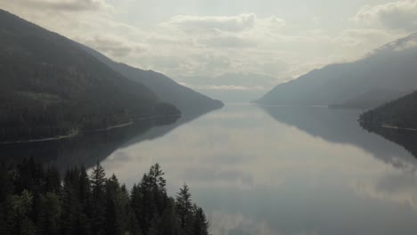 Arcing-shot-of-a-misty-morning-at-Slocan-Lake,-Canada