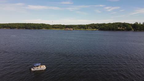Drohnenschuss,-Der-über-Ein-Vergnügungsboot-Fliegt,-Das-Einen-Fluss-In-Maine-überquert