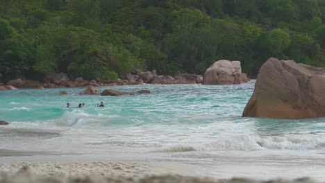 Playa-En-La-Isla-De-Praslin-Seychelles-Con-Rocas