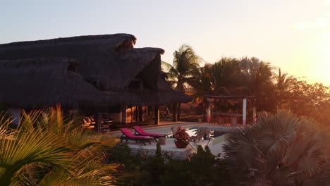 Langsame-Dröhnbewegung-Sonnenaufgang-über-Luxusmietvilla-In-Oaxaca-Mexiko