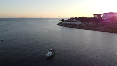 Sonneneruption-Und-Umkreisender-Blick-Auf-Ein-Einsames-Boot-Auf-Der-Mächtigen-Bosporus-meerenge-In-Der-Türkei-Istanbul