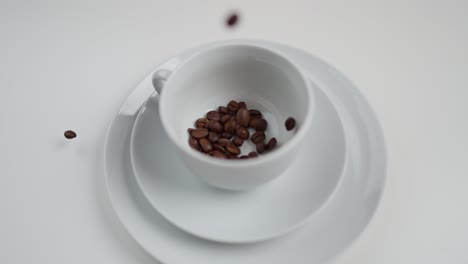 Kaffeebohnen,-Die-In-Zeitlupe-In-Eine-Weiße-Tasse-Fallen