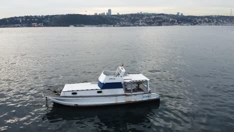 Langsame-Luft-über-Einem-Einsamen-Boot,-Das-In-Der-Bosporus-Meerenge-Auf-Und-Ab-Schaukelt