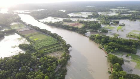 Río-Salvaje-Desbordado-Inundado-Con-Paisaje-Agrícola