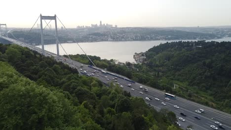 Luftaufnahme-Der-Innenstadt-Von-Istanbul-Türkei-über-Die-Bosporus-Brücke,-Während-Die-Antenne-über-Die-Umliegenden-Hügel-Gleitet