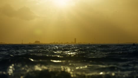 Low-Angle-View-Of-Northsea-Rolling-Waves-Hintergrundbeleuchtung-Mit-Sonnenlicht-Bei-Sonnenuntergang-In-Zeitlupe-In-Husum,-Deutschland