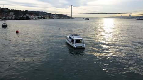 Magnífica-Antena-Que-Rodea-Un-Barco-Flotando-En-El-Bósforo-En-Estambul,-Turquía