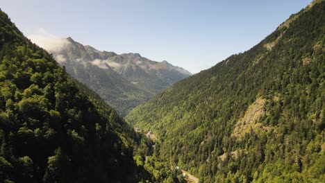 Francia,-Pirineos,-Artouste,-Estación-De-Esquí,-Pequeño-Pueblo-Francés,-Típica-Estación-De-Esquí-En-Las-Montañas