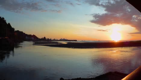 Sonnenuntergang-Im-Zeitraffer-Des-Hafens-In-Quepos,-Costa-Rica,-Mit-Zahlreichen-Booten-Auf-Dem-Rückweg-Zu-Den-Docks