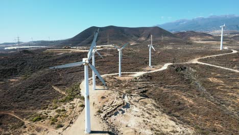 Sich-Langsam-Bewegende-Dolly-Drohnenaufnahme-Von-Windmühlen-Vor-Spaniens-Weiten-Wüsten,-Tagsüber