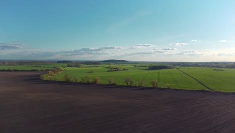 Luftaufnahme-Einer-Ländlichen-Mitteleuropäischen-Landschaft-Mit-Braunen-Und-Grünen-Feldern