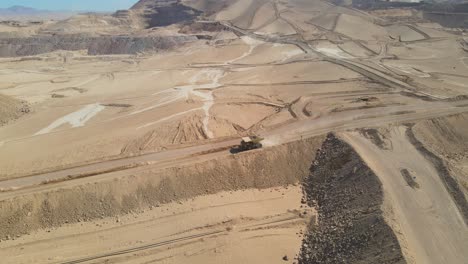 vista-a-camión-de-minería-en-Antofagasta,-Chile
