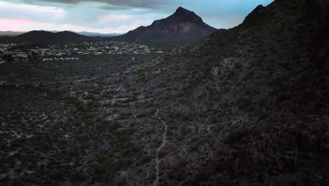 Volando-A-Través-De-La-Sabana-En-Las-Montañas-Cerca-De-La-Ciudad-De-Tucson,-Arizona,-Estados-Unidos