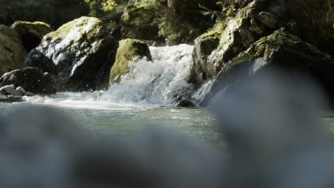 Rackfokus-Auf-Kleinen-Wasserfall-An-Bergbachstromschnellen-In-Zeitlupe