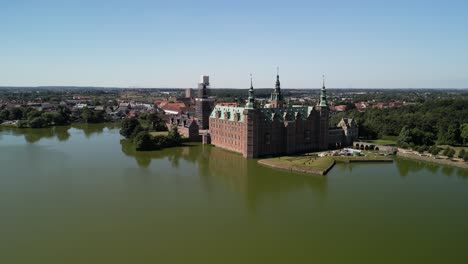 Schloss-Frederiksborg---Drohnenaufstieg