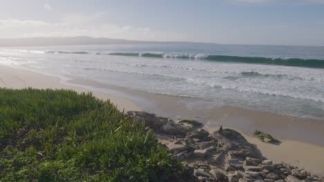 Zeitlupenaufnahme-Von-Rollenden-Wellen-An-Einem-Sonnigen-Tag-Mit-Blauem-Himmel-Am-Marina-State-Beach-Monterey-Bay-Kalifornien