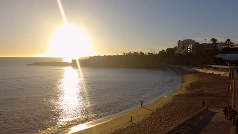 Sonnenuntergang-Am-Strand-Von-São-Pedro,-Mit-Dem-Ruhigen-Meerwasser,-Das-Eine-Gute-Ruhe-Vermittelt