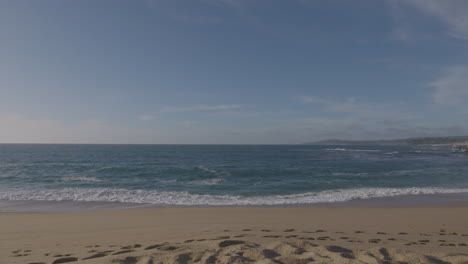 Zeitlupenschwenk-Auf-Den-Strand-Und-Die-Wellen-An-Einem-Sonnigen-Tag-Am-Kalifornischen-Monterey-Bay-Marina-State-Beach