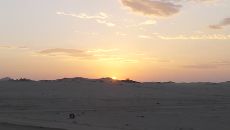 Goldener-Stundensonnenuntergang-über-Wüstensanddünen