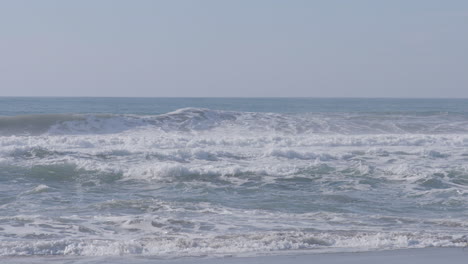 Toma-En-Cámara-Lenta-De-Olas-Rompiendo-A-Lo-Largo-De-La-Playa-De-Marina-State-Beach-Monterey-Bay-California