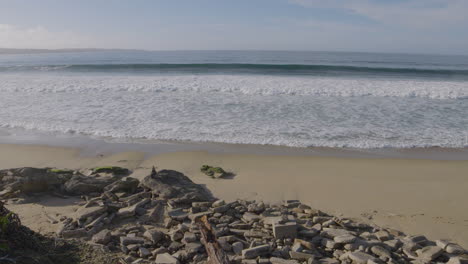 Zeitlupenaufnahme-Eines-Sonnigen-Tages-An-Einem-Einsamen-Strand-An-Der-Kalifornischen-Küste