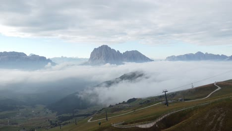 Vista-Aérea-De-Las-Montañas-En-Dolomitas-Sobre-La-Niebla-En-Un-Día-Nublado