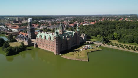 Schloss-Rosenborg---Drohne-Weitschwenk