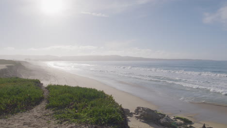 Zeitlupenaufnahme-Eines-Einsamen-Strandes-An-Einem-Sonnigen-Tag-Am-Marina-State-Beach-In-Monterey-Bay,-Kalifornien