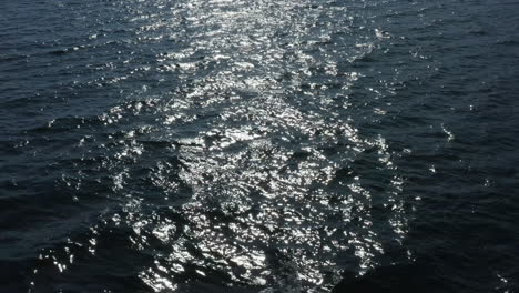 Wasseroberfläche-Mit-Reflexionen-Der-Sonne-Auf-Kleinen-Wellen-Im-Ozean