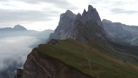 Nahe-Luftaufnahme-Eines-Berges-In-Den-Dolomiten-über-Dem-Nebel-Am-Morgen