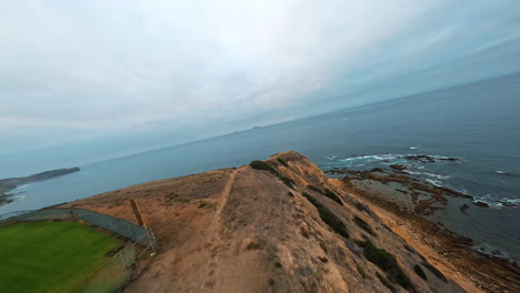 Vorwärtsflug-über-Felsiger-Klippe-An-Der-Meeresküste,-Der-Einen-Panoramablick-Auf-Das-Meer-Offenbart-Und-über-Felsplattformen-Fliegt,-Die-über-Die-Wasseroberfläche-Hinausragen