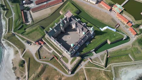 Schloss-Kronborg---Drohne-Von-Oben-Nach-Unten-Schwenken
