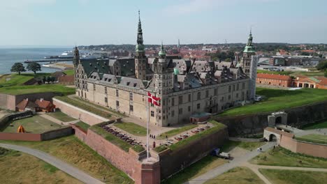 Schloss-Kronborg---Drohne-Flag-Pan