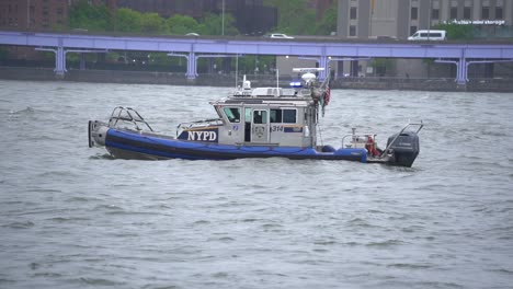 Polizeiboot-Im-Hafen-Geparkt