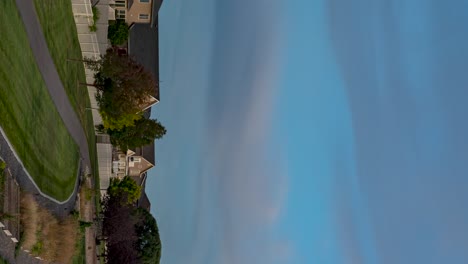 Panorama-Zeitraffer-Eines-Parks-In-Einer-Vorstadtgemeinde-Vom-Sonnenuntergang-Bis-Zum-Mondaufgang-über-Der-Nachbarschaft---Vertikale-Ausrichtung