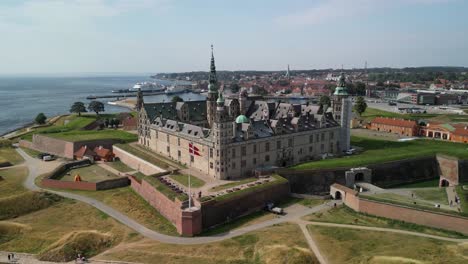 Castillo-De-Kronborg---Drone-Far-Pan-Con-Bandera-Danesa